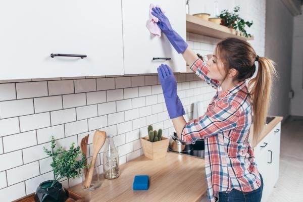 Cómo limpiar los muebles de la cocina